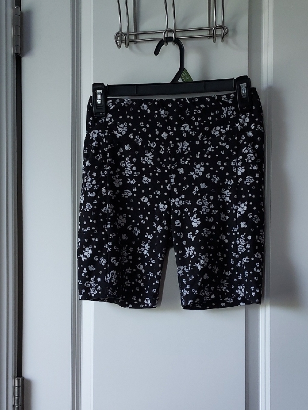 No Boundaries Black Floral Athletic Shorts L Xl